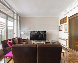 Sala d'estar de Apartament en venda en  Barcelona Capital amb Terrassa i Balcó