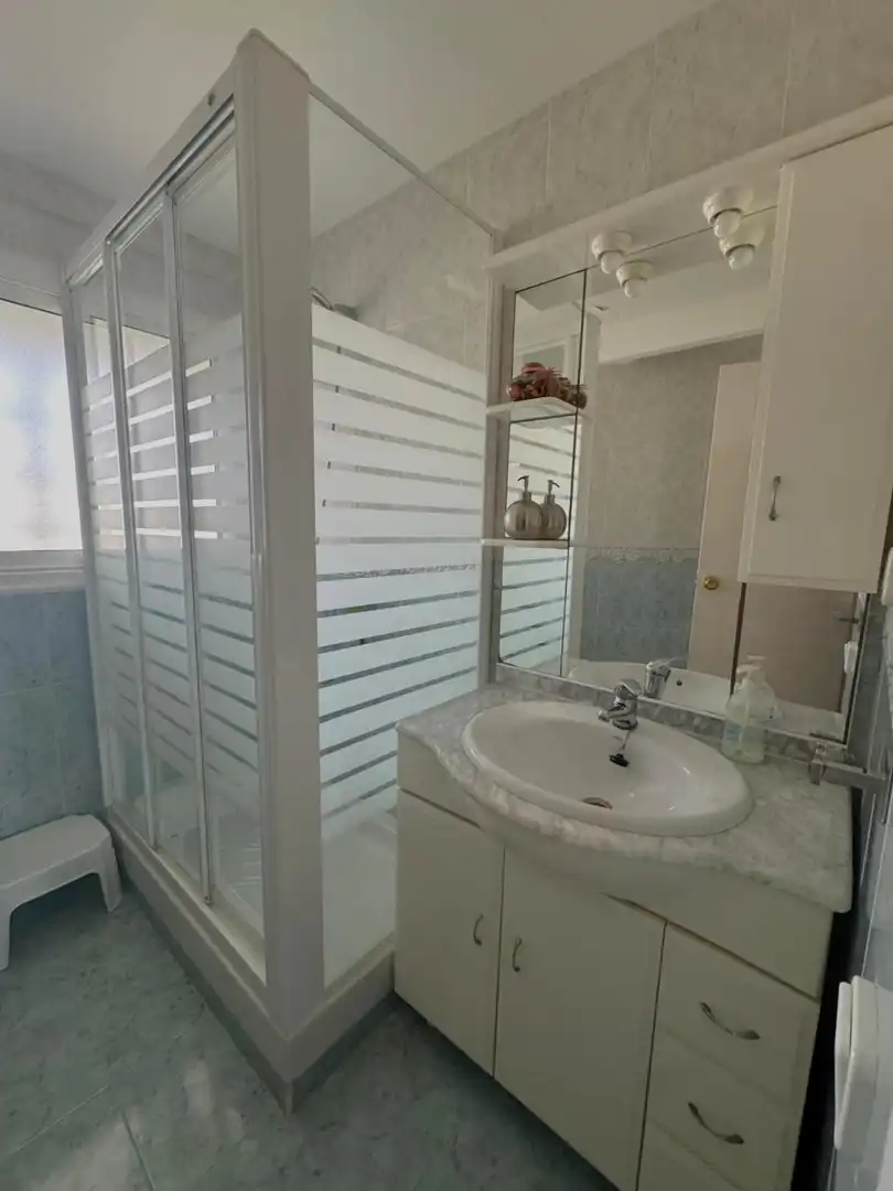 Baño de Apartamento en venta en Benidorm con Aire acondicionado, Jardín privado y Amueblado