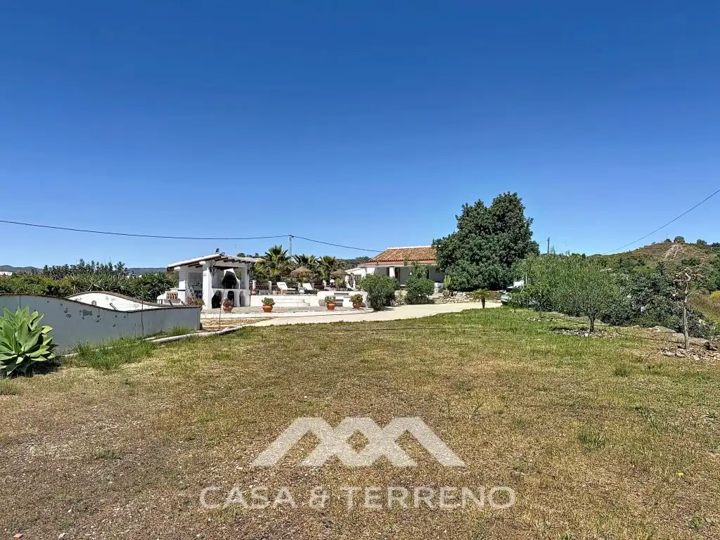 Vista exterior de Casa o xalet en venda en Vélez-Málaga amb Aire condicionat, Jardí privat i Terrassa