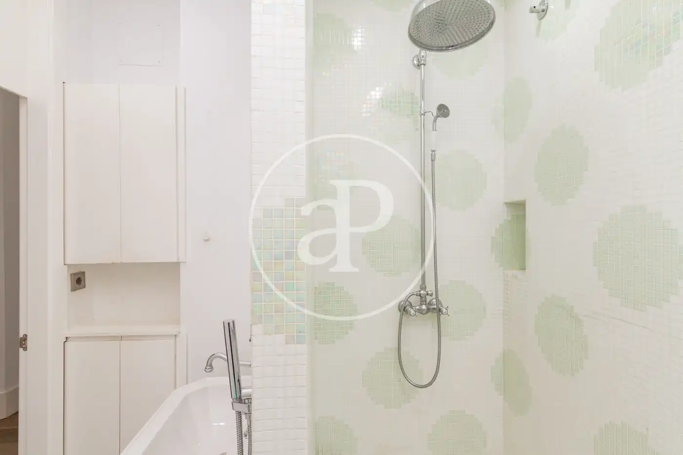 Baño de Ático en venta en Madrid con Aire acondicionado, Calefacción y Jardín privado