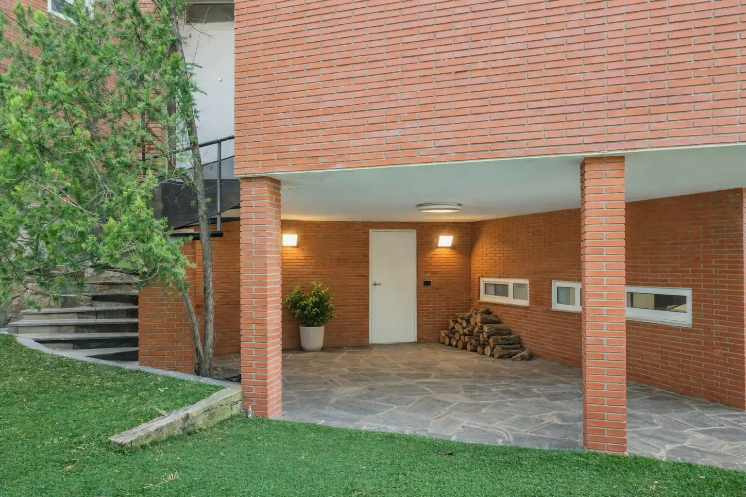 Vista exterior de Casa o xalet en venda en Hoyo de Manzanares amb Jardí privat, Terrassa i Piscina