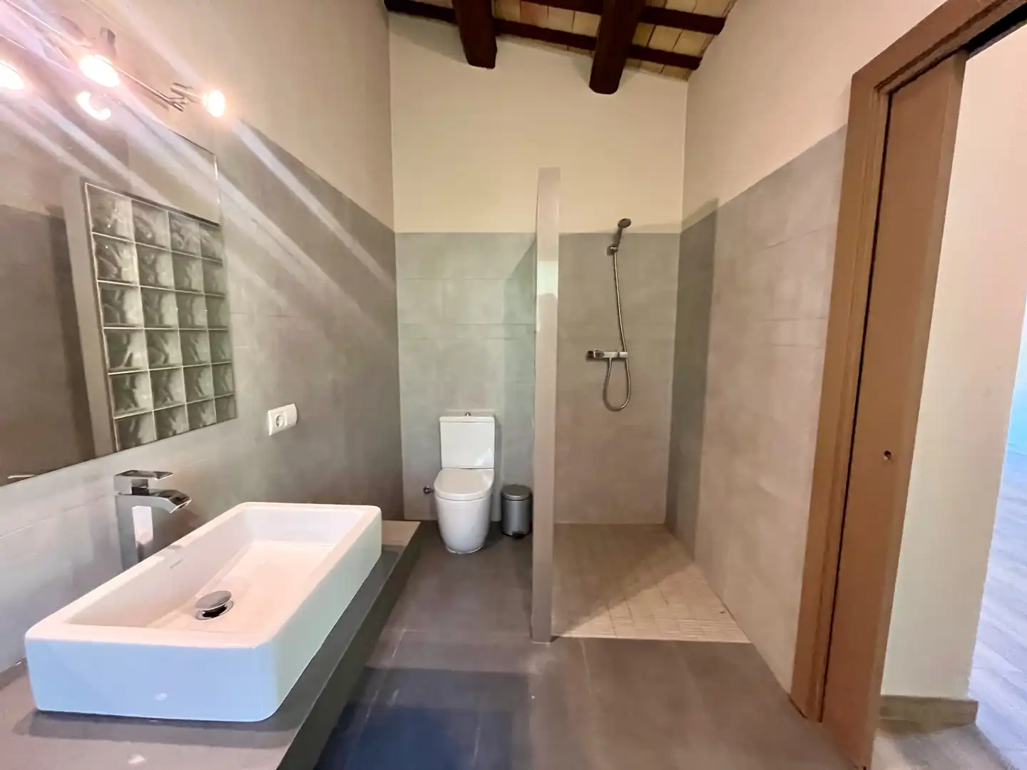 Badezimmer von Country house zur Miete in Fornells de la Selva mit Heizung, Privatgarten und Ofen