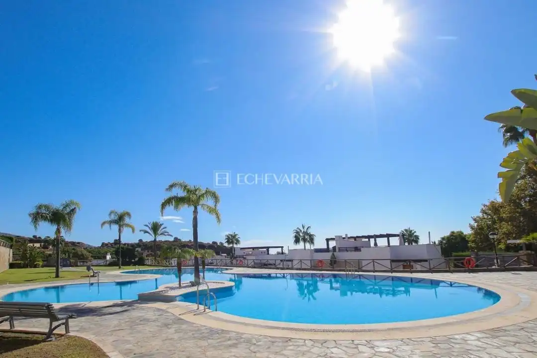 Piscina de Casa adosada en venda en Marbella amb Aire condicionat, Calefacció i Jardí privat