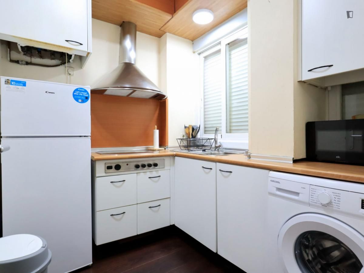 Cuina de Apartament de lloguer en  Madrid Capital amb Moblat, Forn i Rentadora
