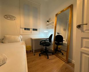 Bedroom of Flat to share in  Madrid Capital  with Washing machine and TV