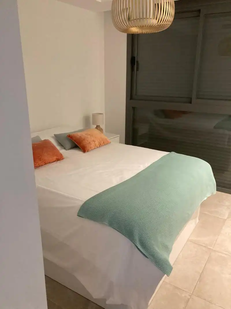 Schlafzimmer von Erdgeschoss zur Miete in Estepona mit Klimaanlage, Heizung und Privatgarten