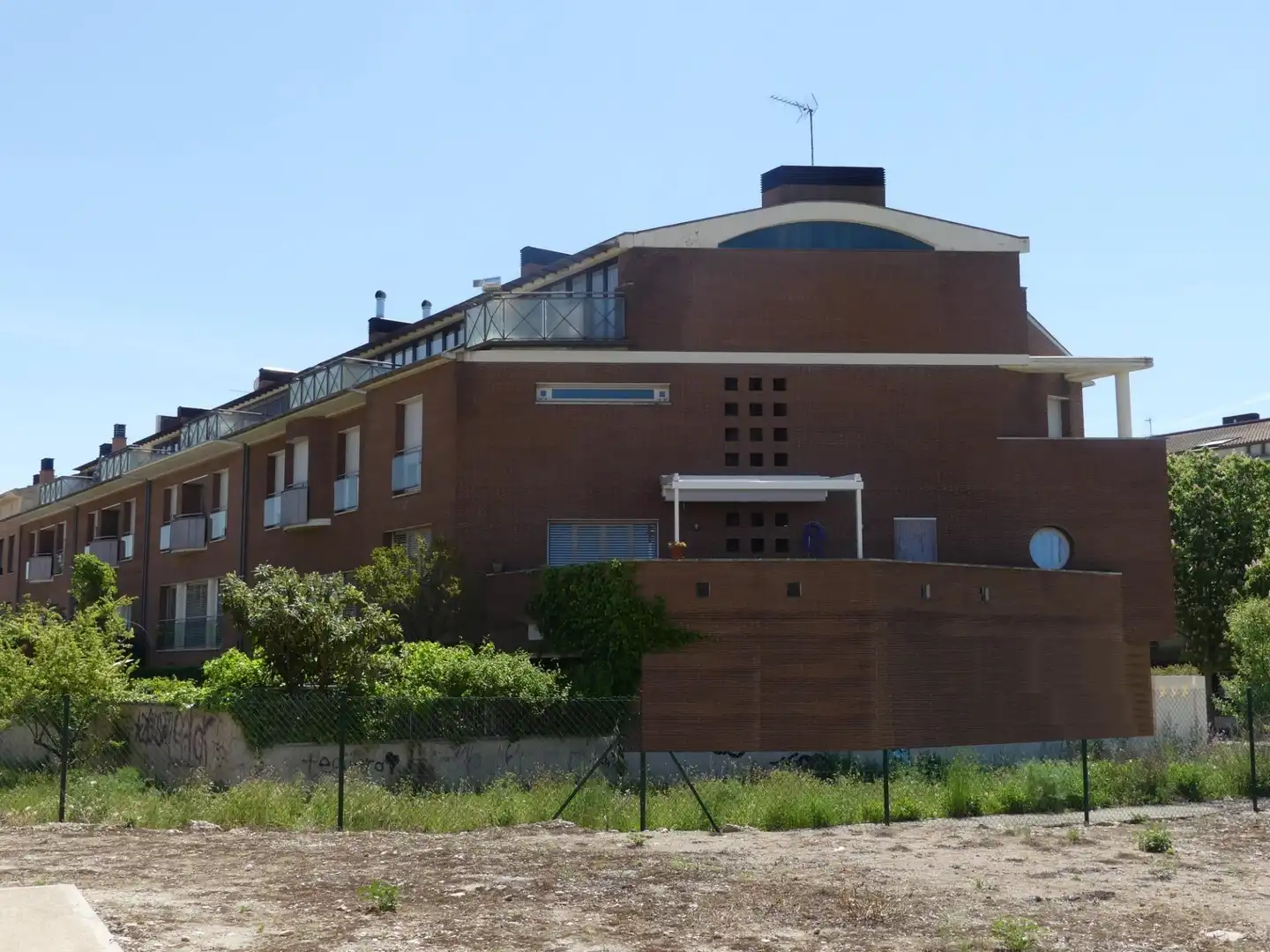 Vista exterior de Casa adosada en venta en Huesca con Aire acondicionado, Jardín privado y Terraza