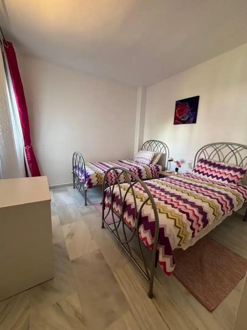 Dormitori de Apartament de lloguer en Marbella amb Calefacció, Jardí privat i Moblat