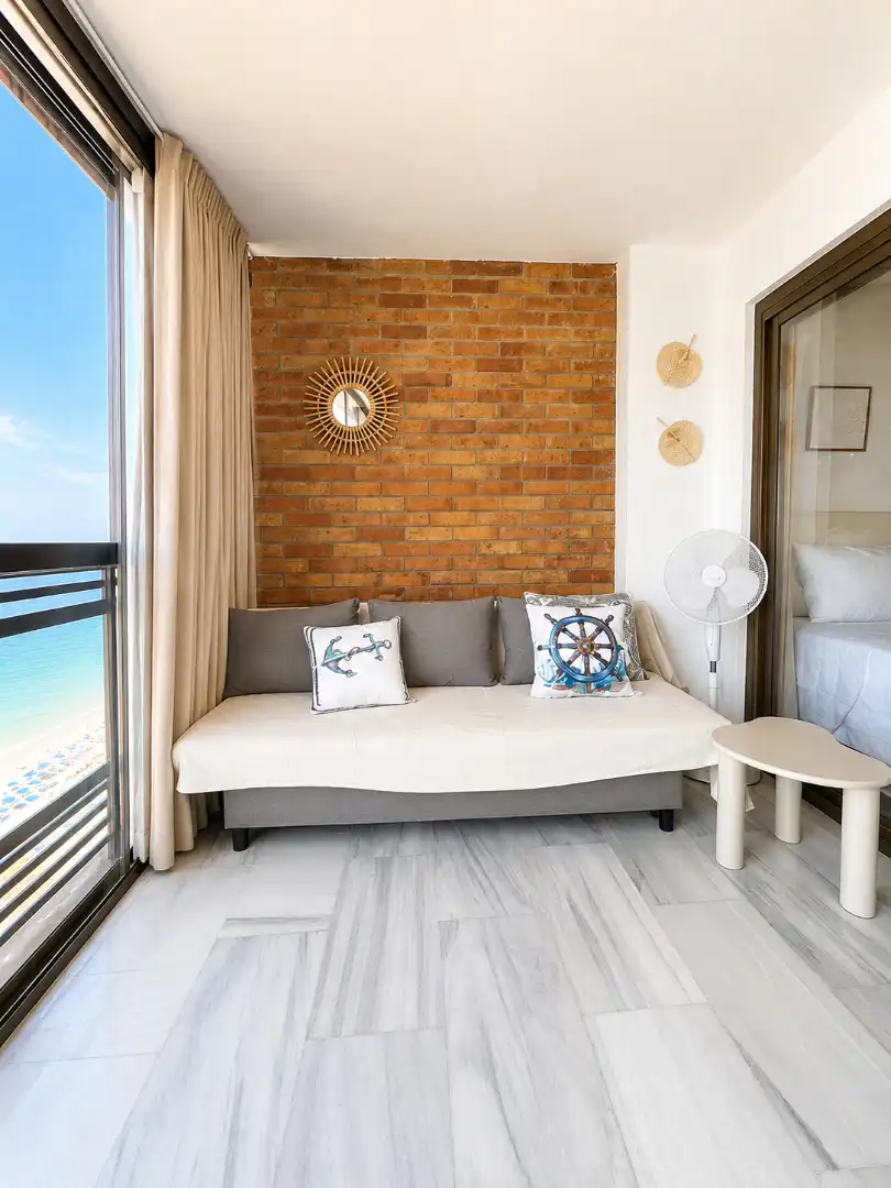 Sala d'estar de Apartament de lloguer en Benidorm amb Aire condicionat, Terrassa i Moblat