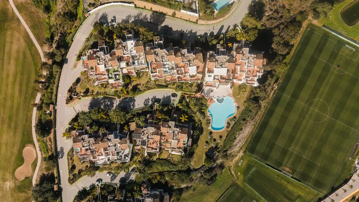 Vista exterior de Àtic en venda en Benahavís amb Aire condicionat, Terrassa i Piscina comunitària
