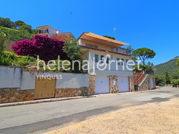 Casa amb piscina en venda a Llagostera
