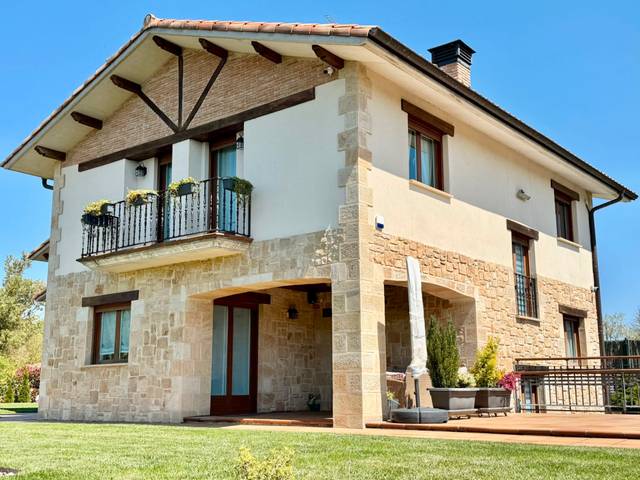 Casa-chalet en Venta en Arrazua-Ubarrundia