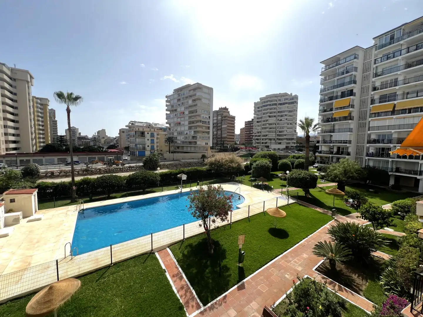 Piscina de Apartament de lloguer en Fuengirola amb Aire condicionat, Calefacció i Jardí privat