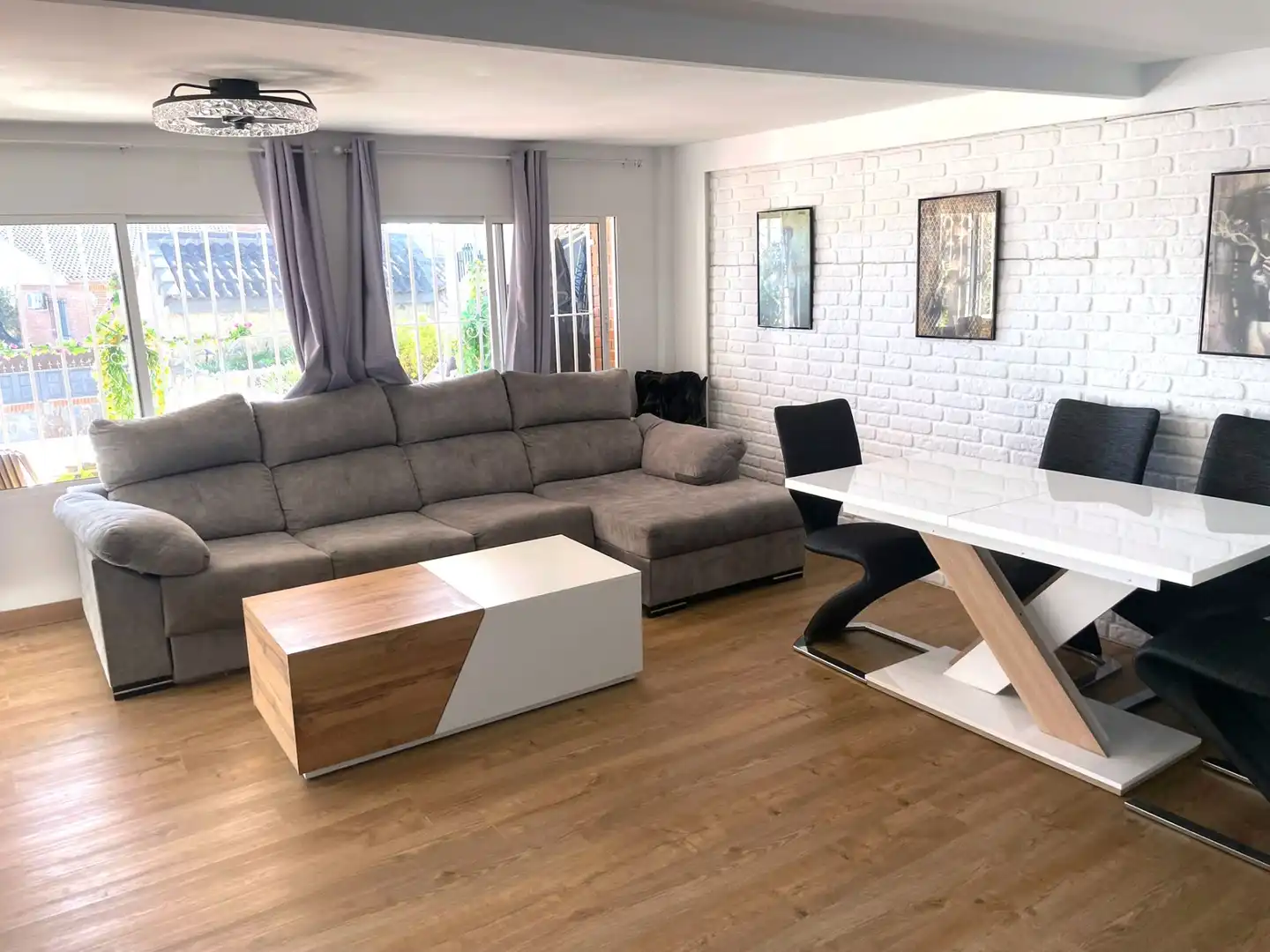 Sala d'estar de Casa o xalet en venda en Santa Cruz del Retamar amb Calefacció, Jardí privat i Terrassa