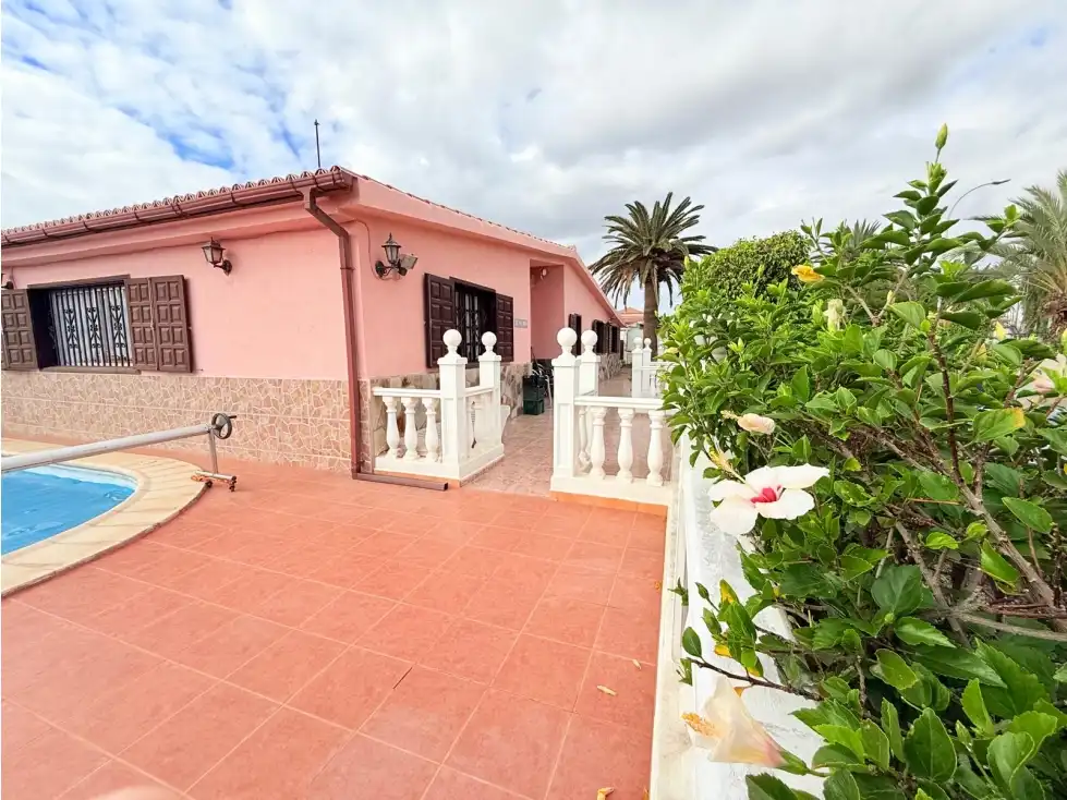 Vista exterior de Casa o xalet en venda en Arona amb Terrassa, Piscina i Moblat