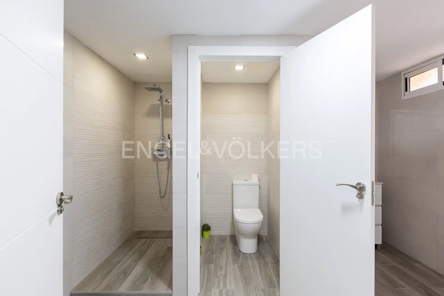Bathroom of Houses for sale in L'Eliana  with Air Conditioner, Heating and Private garden
