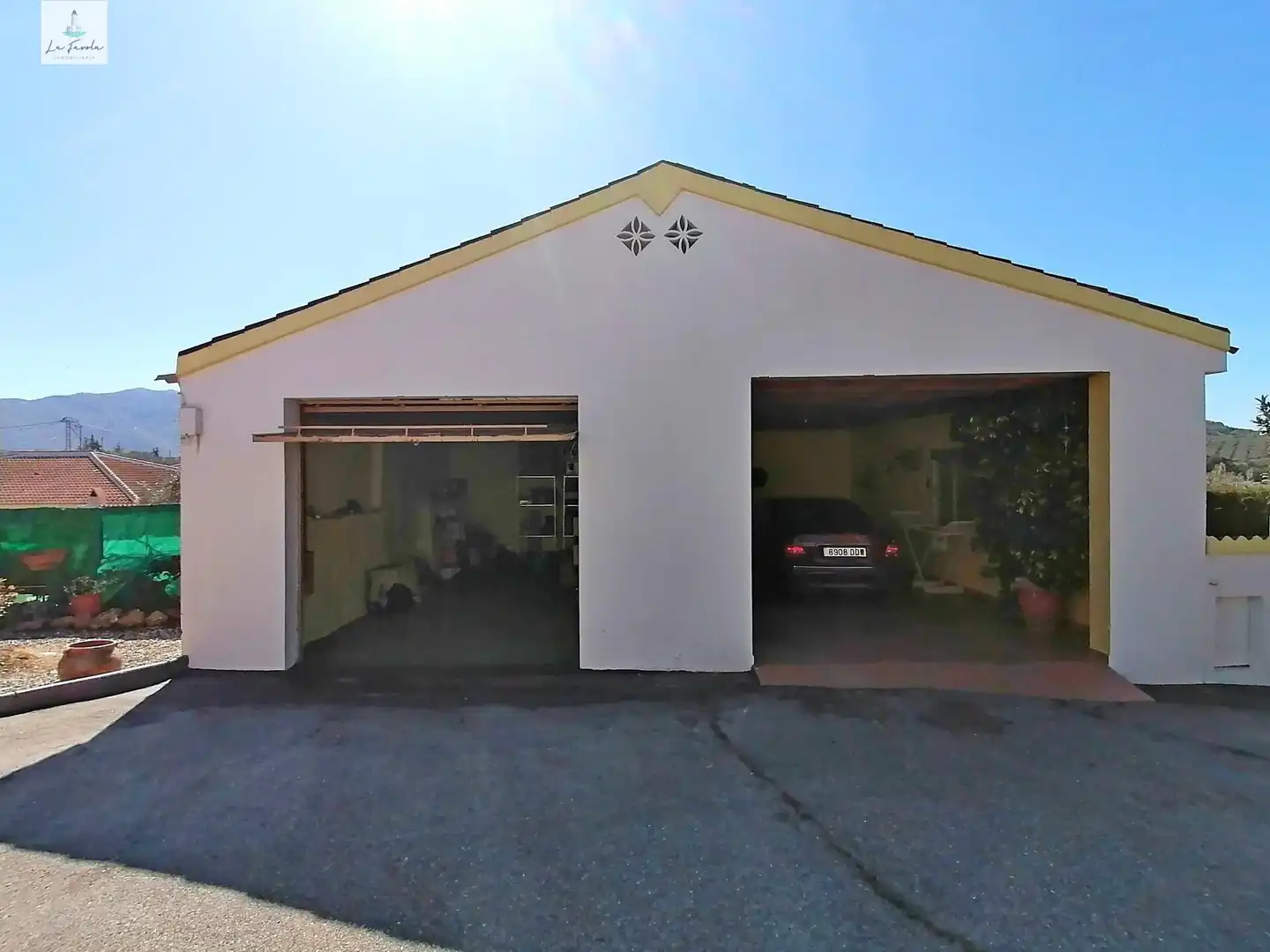 Vista exterior de Casa o xalet en venda en Loja amb Jardí privat, Terrassa i Traster