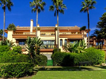 Baixos amb piscina en venda a Nueva Andalucía