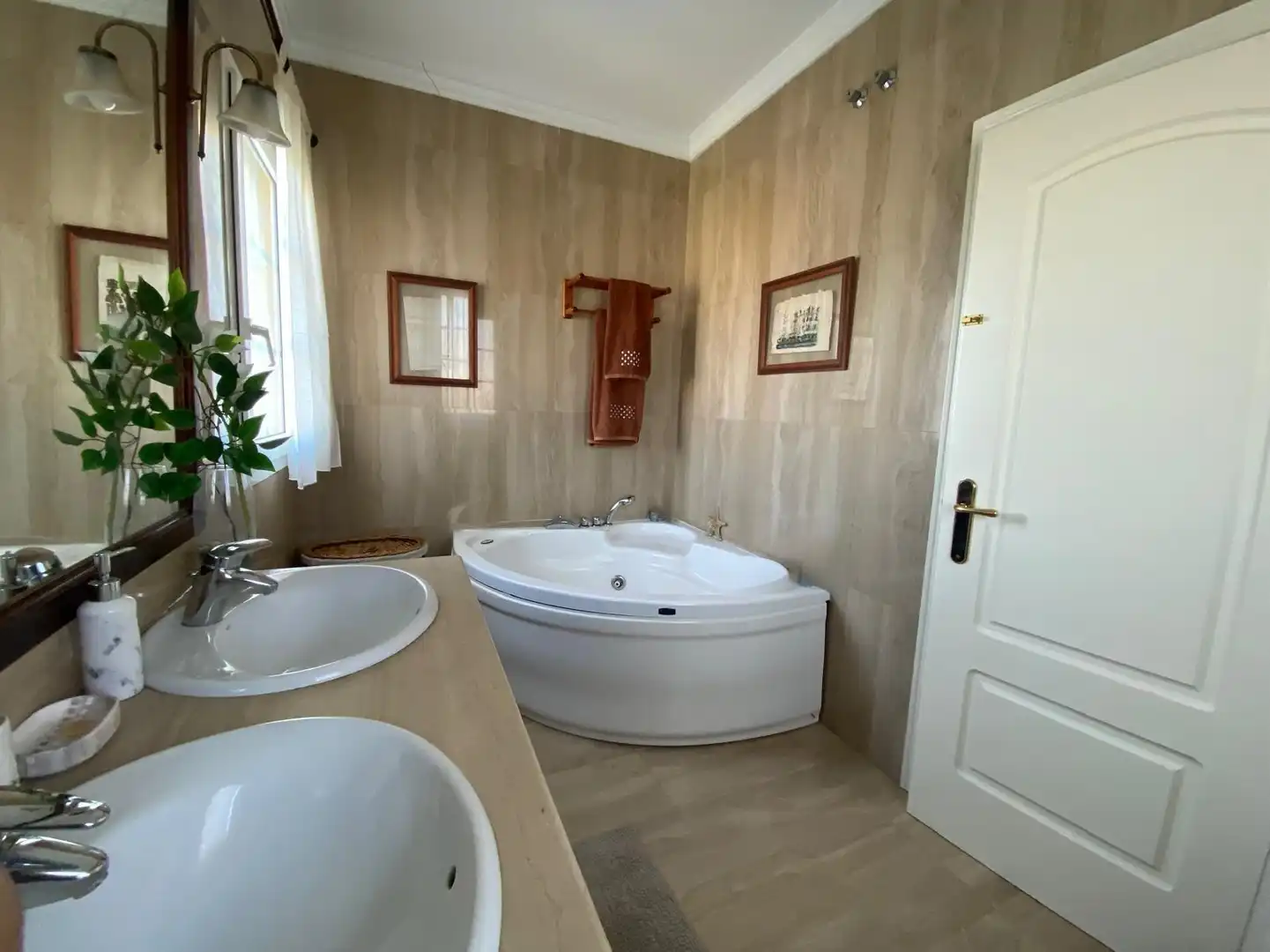 Bany de Casa o xalet en venda en Badajoz amb Aire condicionat, Jardí privat i Terrassa
