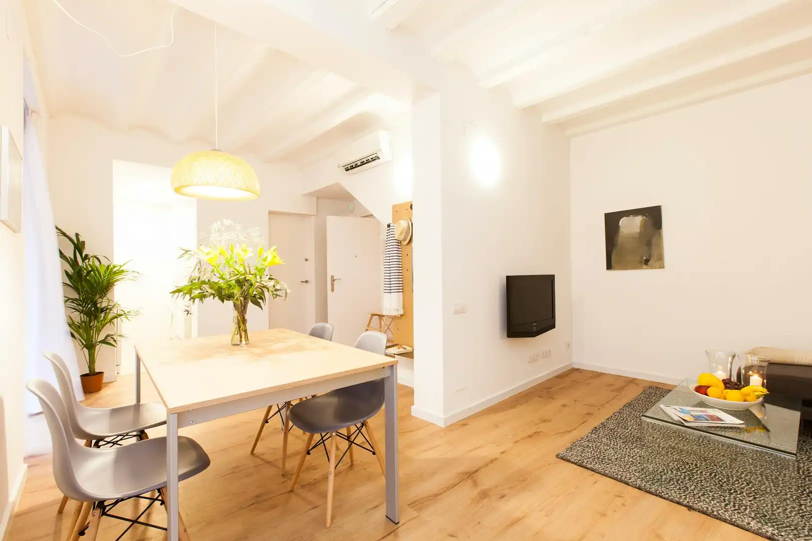 Comedor de Piso de alquiler en Barcelona con Aire acondicionado, Calefacción y Amueblado