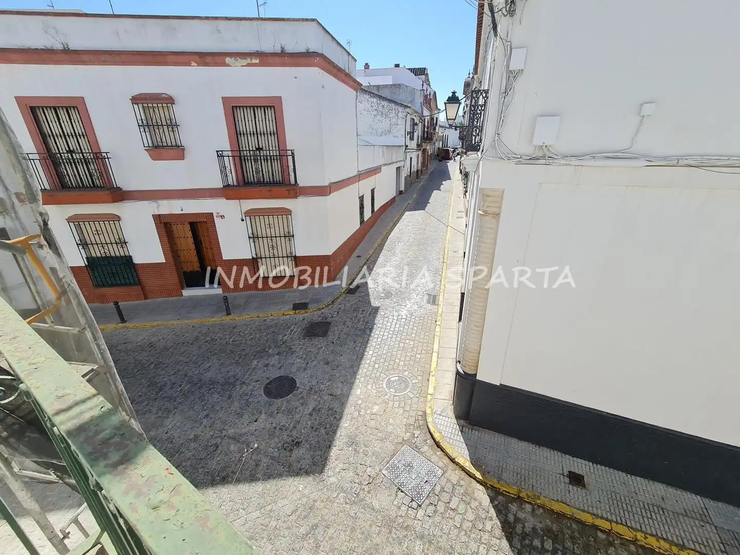 Vista exterior de Casa adosada en venda en Sanlúcar la Mayor amb Jardí privat i Balcó