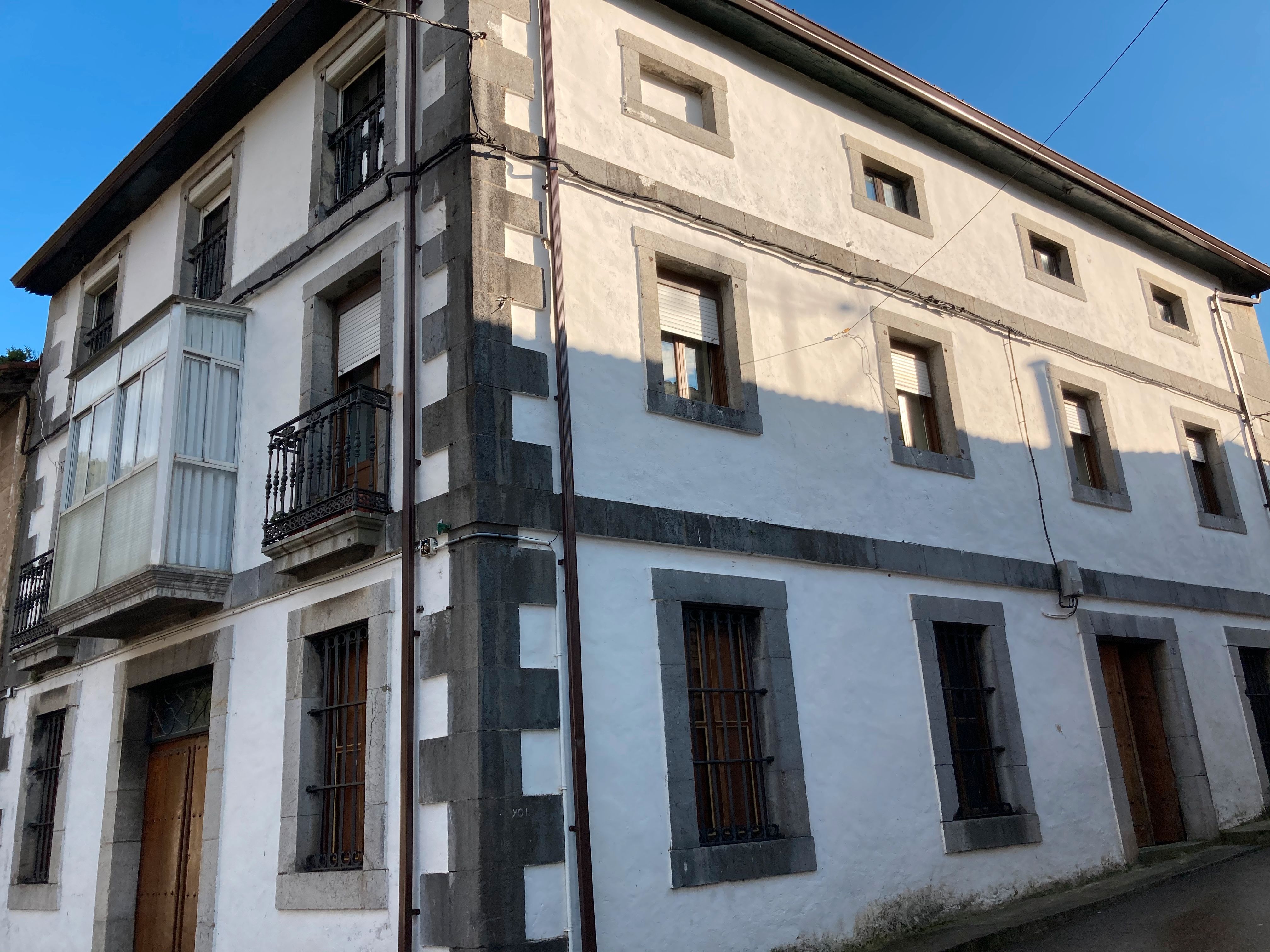 Vista exterior de Pis en venda en Castro-Urdiales amb Terrassa, Traster i Balcó