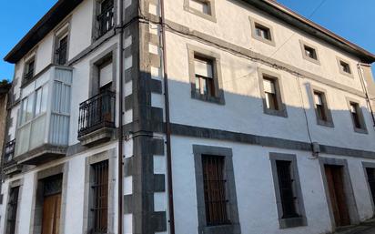 Vista exterior de Pis en venda en Castro-Urdiales amb Terrassa i Balcó