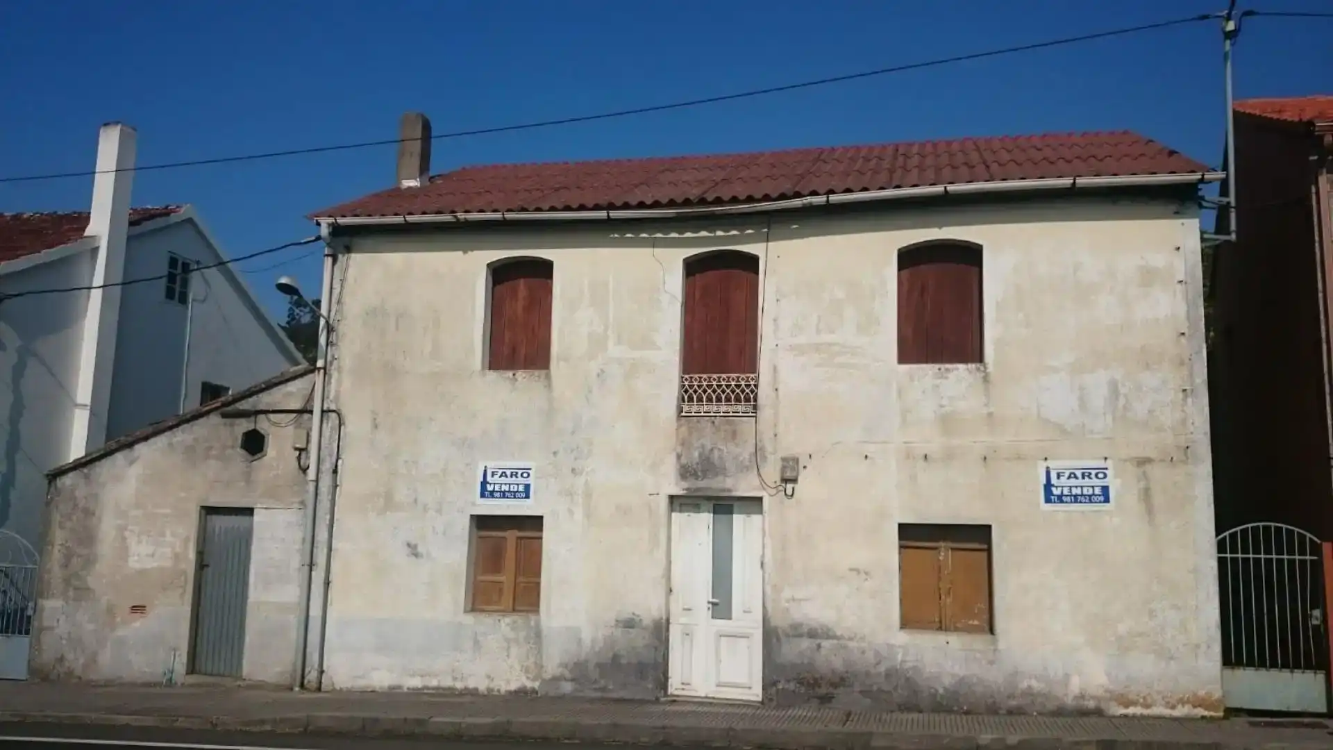 Vista exterior de Casa adosada en venda en Outes amb Jardí privat