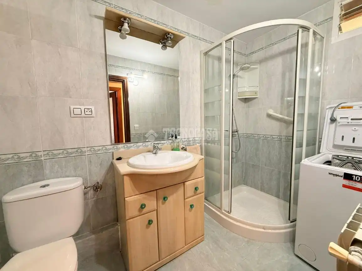 Bathroom of Flat for sale in Madrid