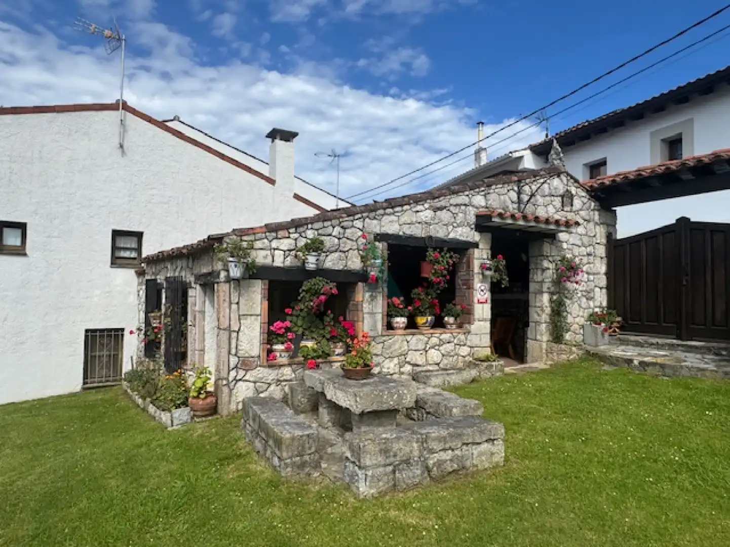 Vista exterior de Casa o xalet en venda en Llanes amb Jardí privat