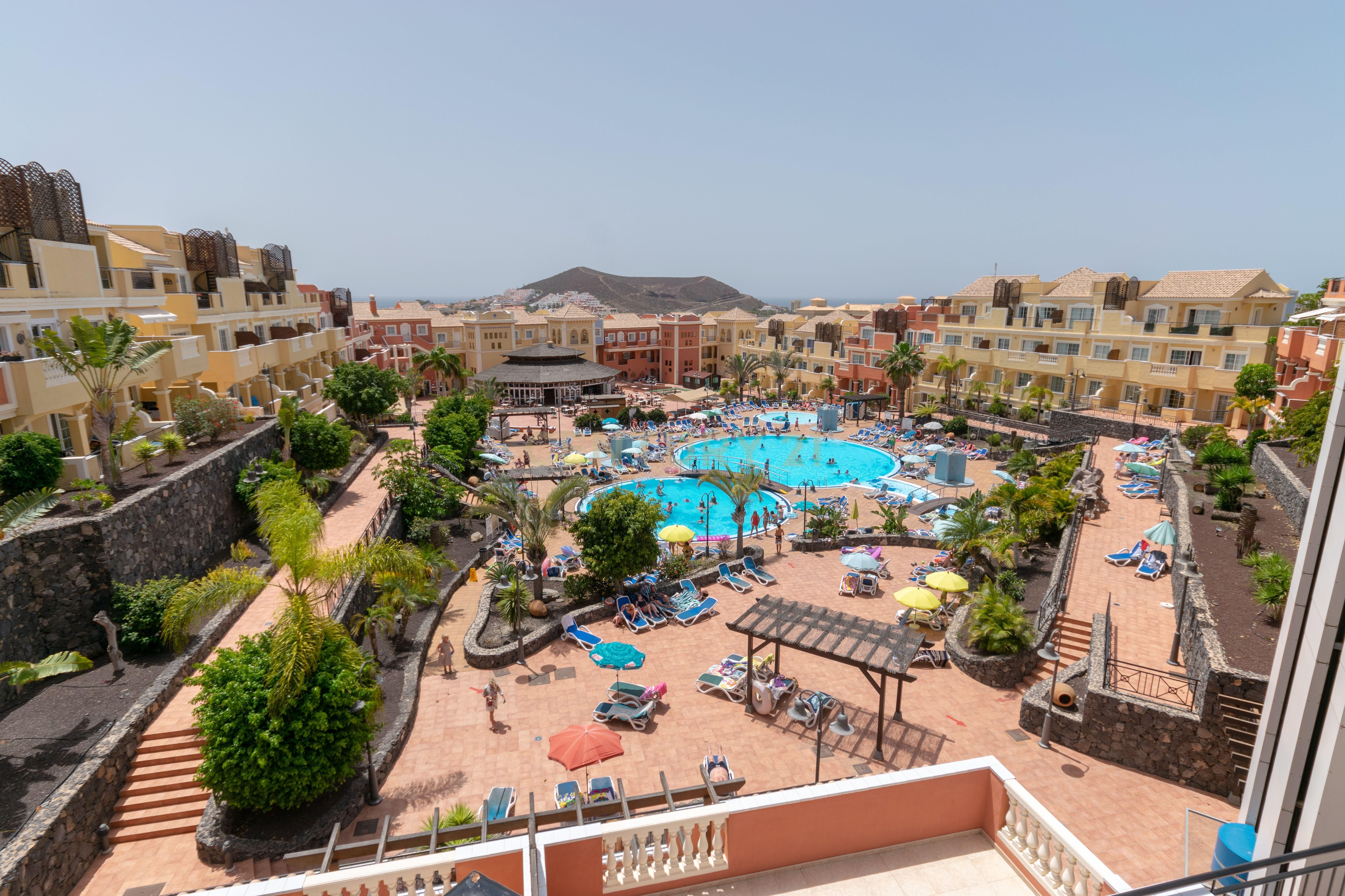 Vista exterior de Piso en venta en Arona con Piscina comunitaria