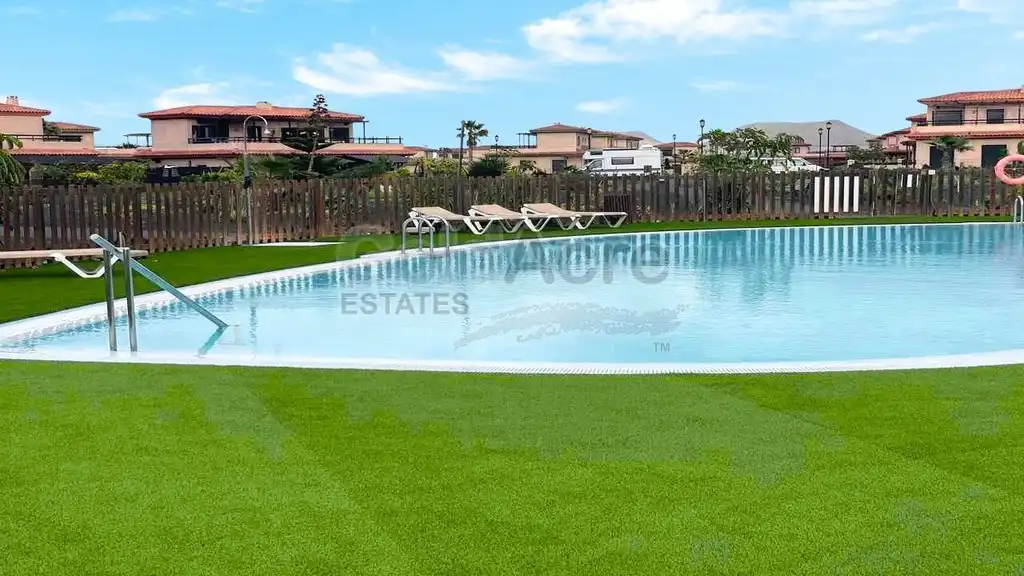Piscina de Casa o xalet en venda en La Oliva