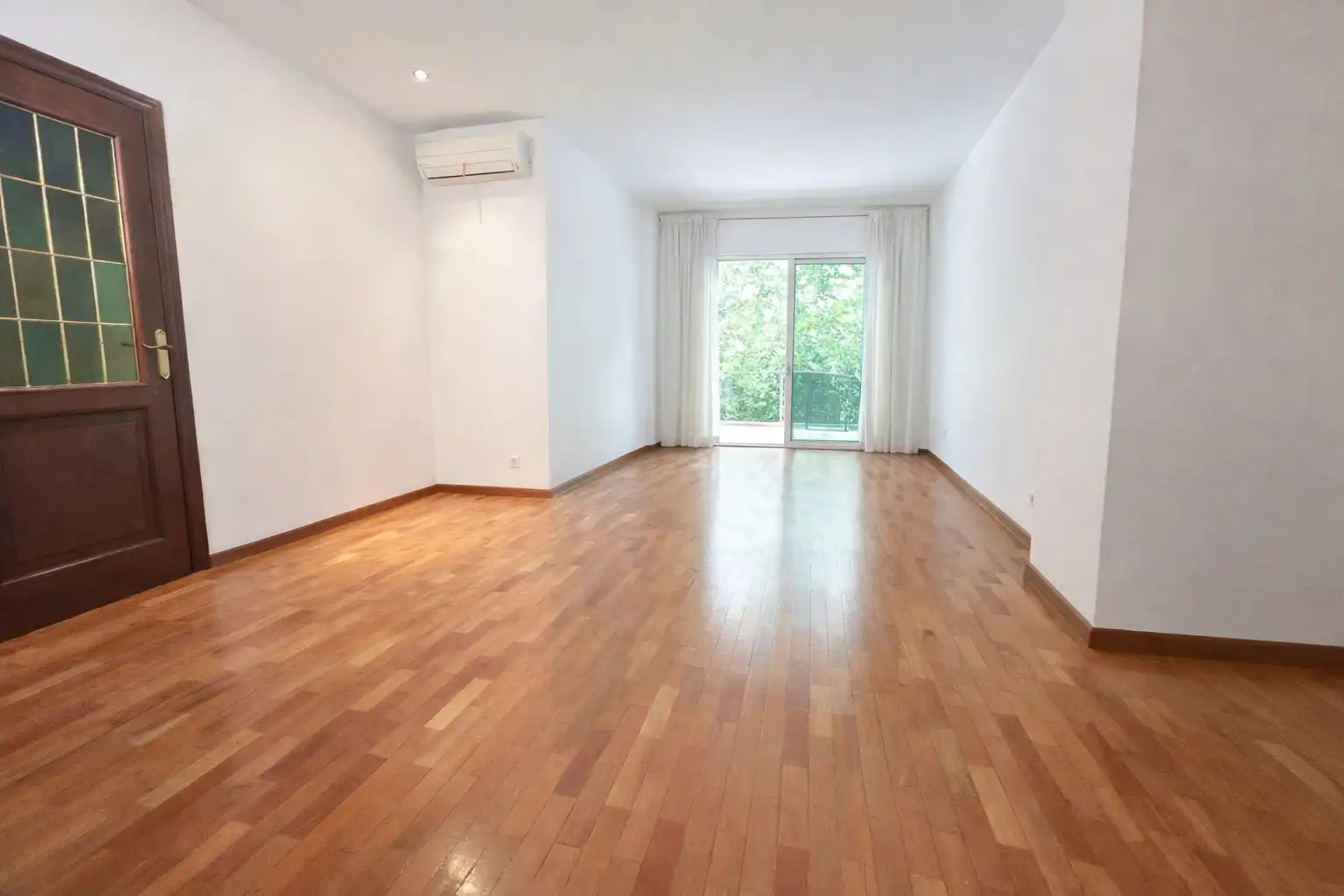 Living room of Flat for sale in  Barcelona Capital  with Terrace, Furnished and Balcony