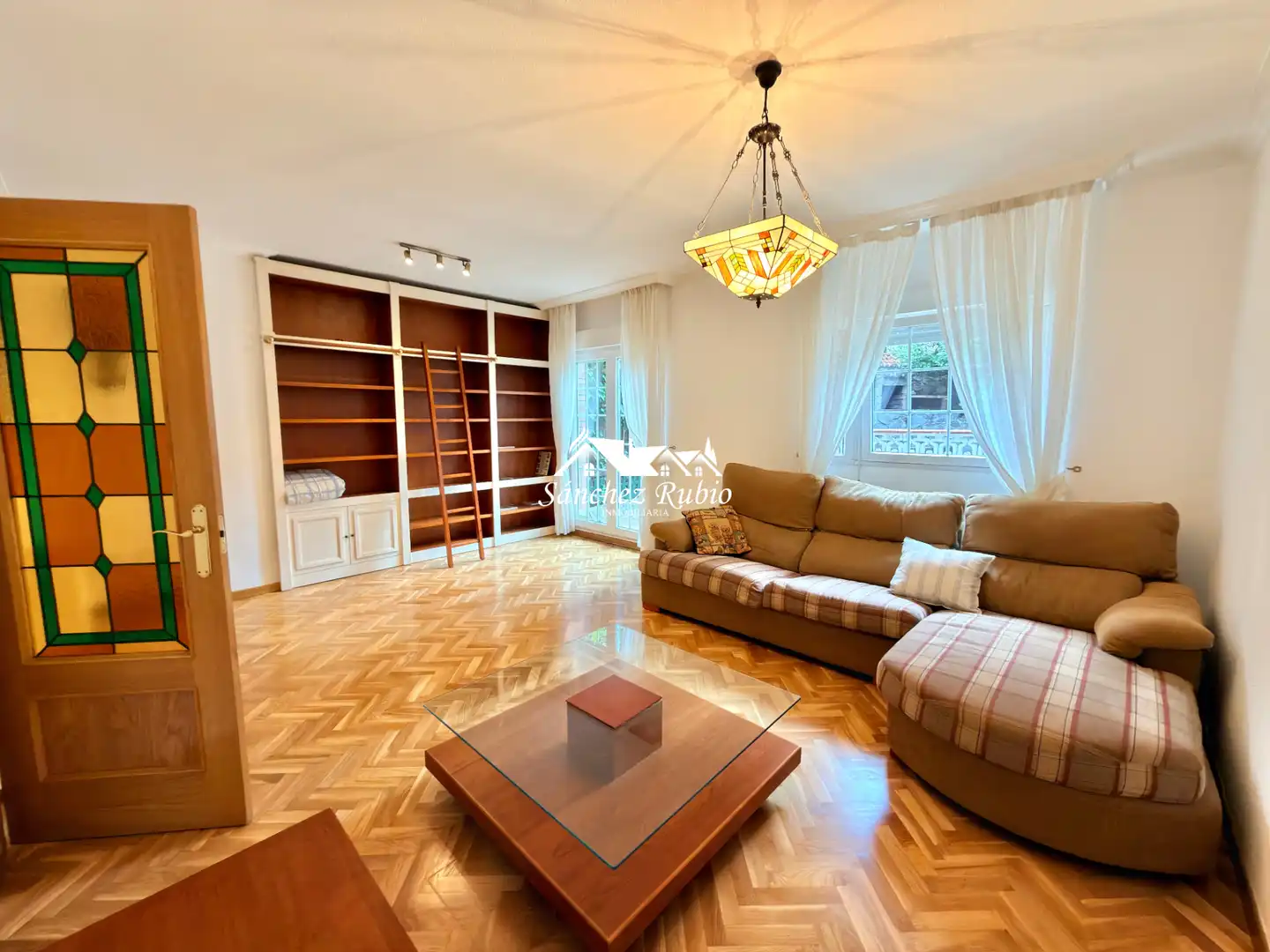 Wohnzimmer von Einfamilien-Reihenhaus zur Miete in Torrelodones mit Heizung, Privatgarten und Parkett