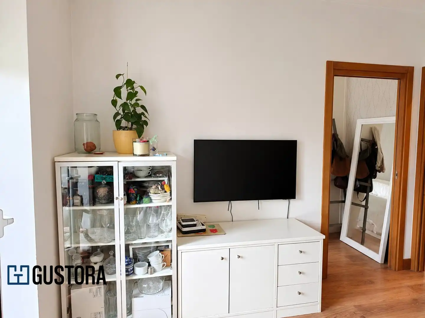 Sala d'estar de Pis en venda en Donostia - San Sebastián  amb Calefacció, Parquet i Moblat