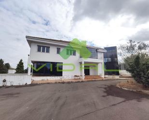 Vista exterior de Casa o xalet en venda en Oviedo  amb Aire condicionat i Piscina