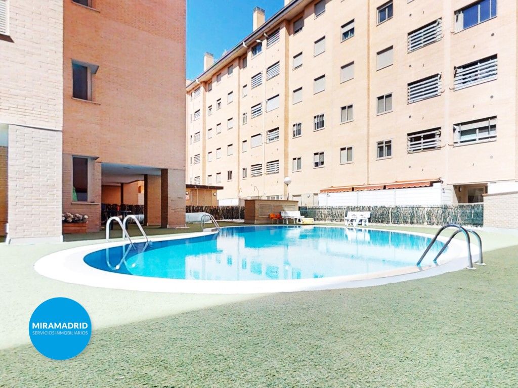 Piscina de Pis en venda en San Sebastián de los Reyes amb Aire condicionat