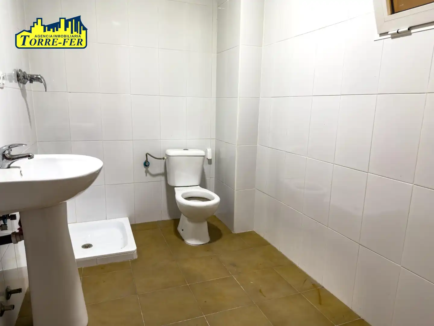 Bathroom of Industrial buildings for rent in Almería
