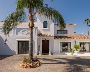 Exterior view of House or chalet for sale in Estepona  with Terrace and Swimming Pool