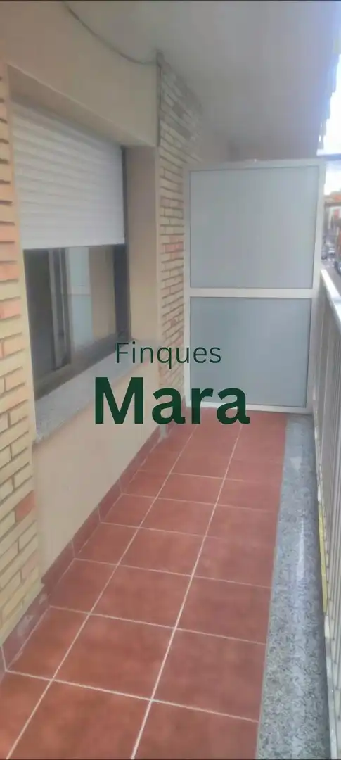 Vista exterior de Pis en venda en Sant Boi de Llobregat amb Balcó