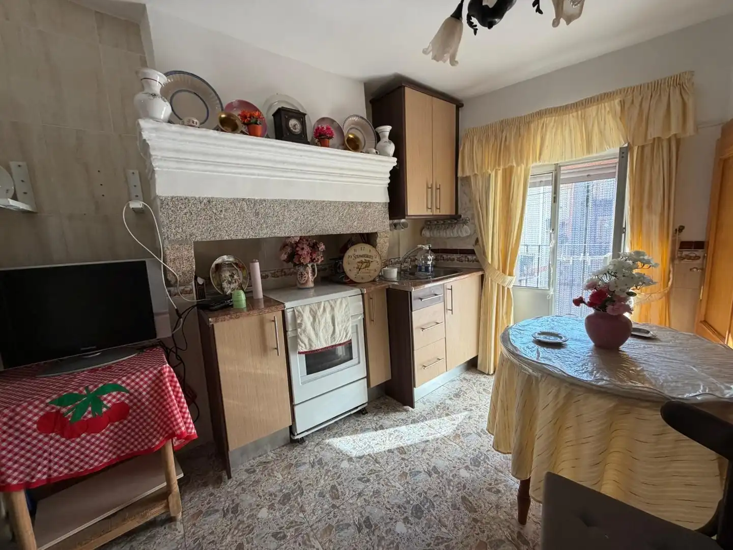 Cuina de Casa o xalet en venda en Alcuéscar amb Terrassa, Moblat i Balcó