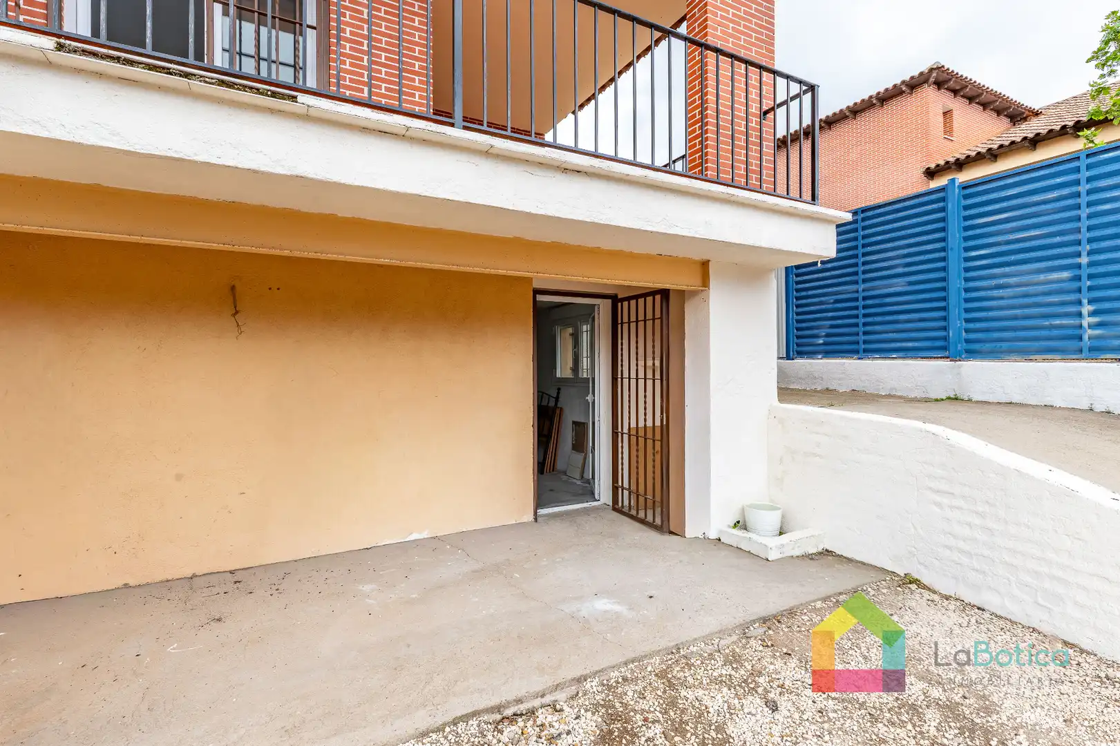 Vista exterior de Casa adosada en venta en Burguillos de Toledo con Calefacción, Jardín privado y Terraza