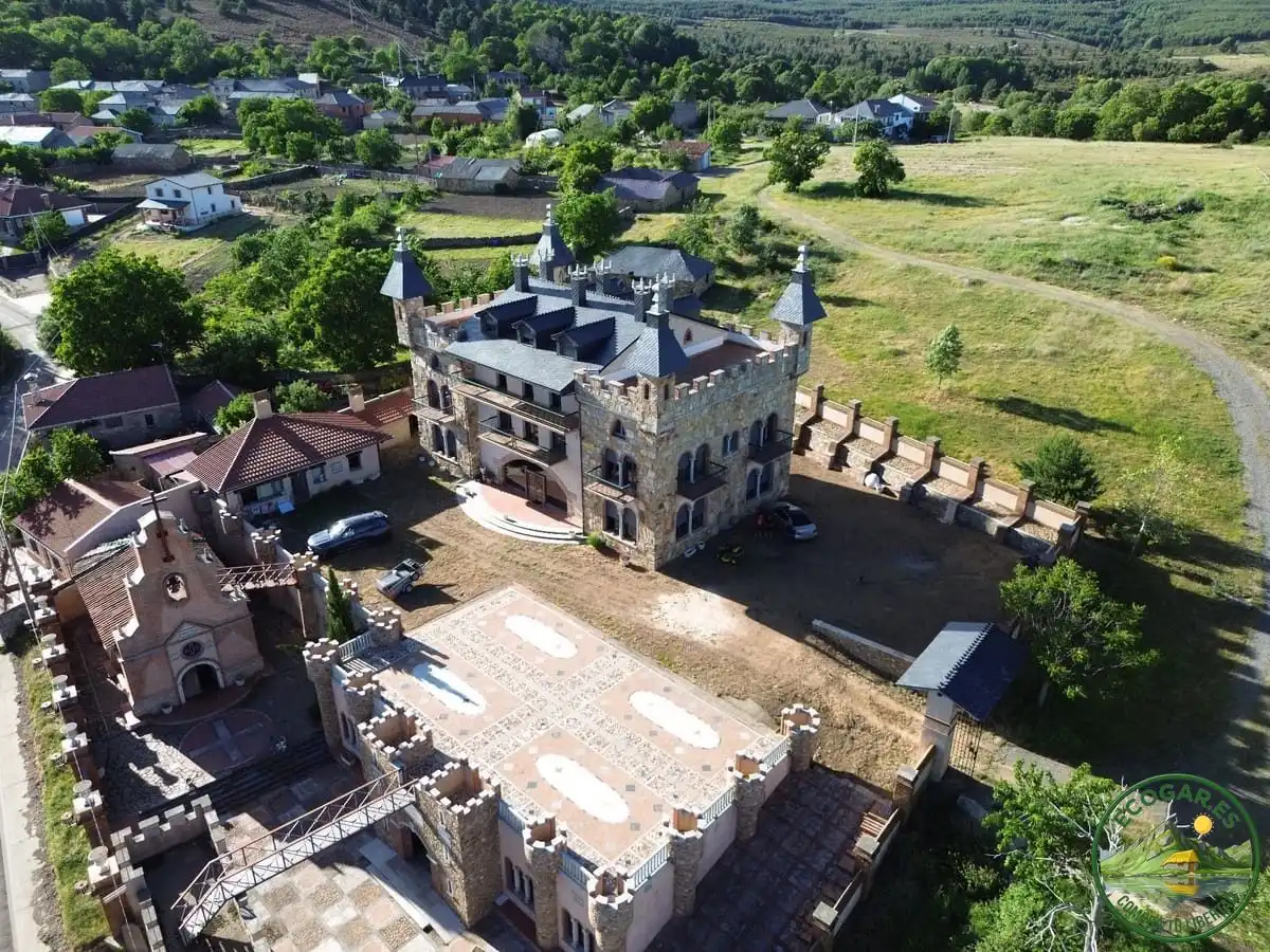 Vista exterior de Casa o xalet en venda en Quintana del Castillo amb Calefacció, Jardí privat i Terrassa
