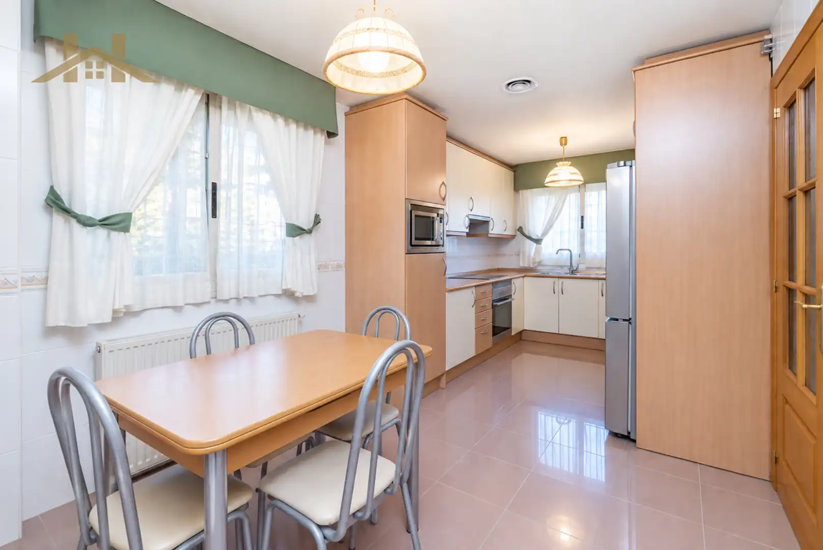 Cocina de Casa adosada en venta en Majadahonda con Aire acondicionado, Calefacción y Jardín privado