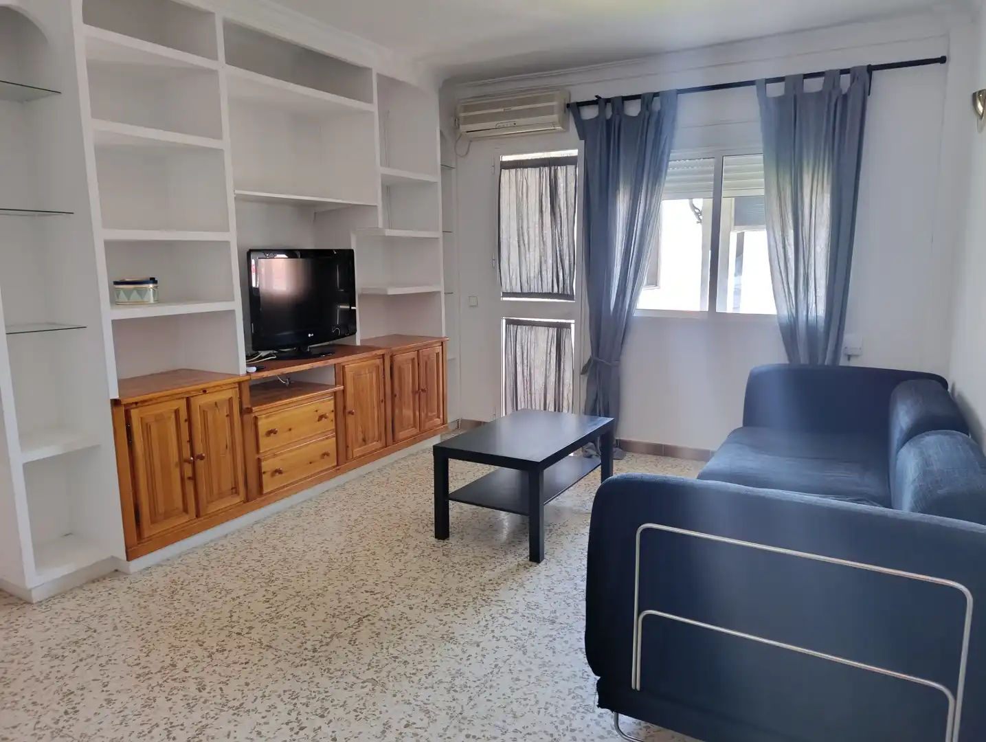 Sala de estar de Piso de alquiler en Dos Hermanas con Aire acondicionado, Terraza y Amueblado