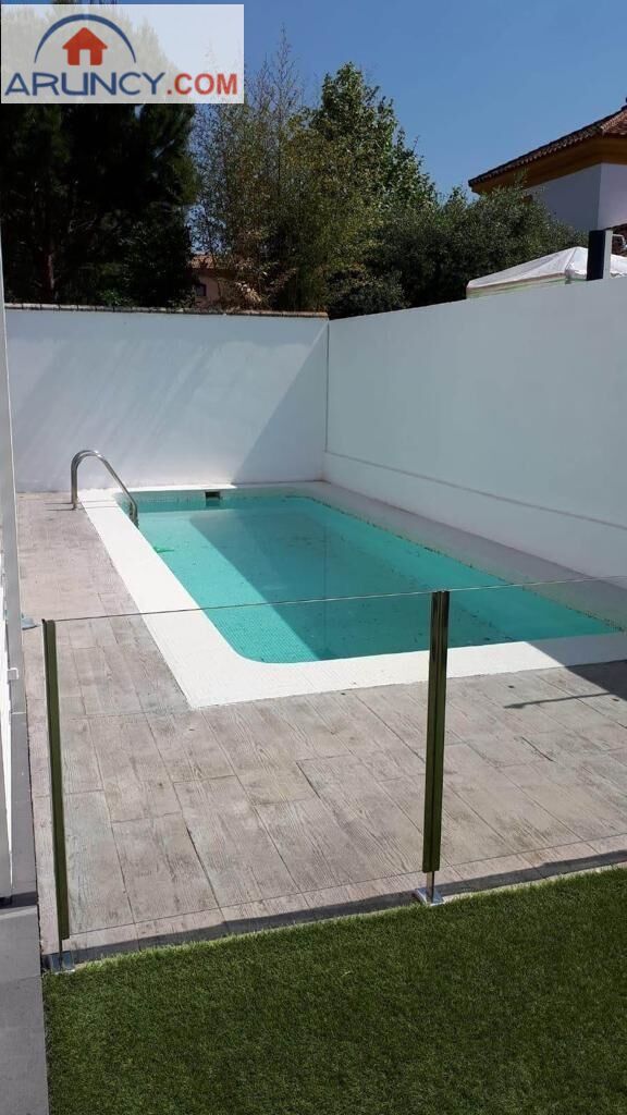 Piscina de Casa o xalet en venda en Montequinto amb Aire condicionat, Jardí privat i Piscina