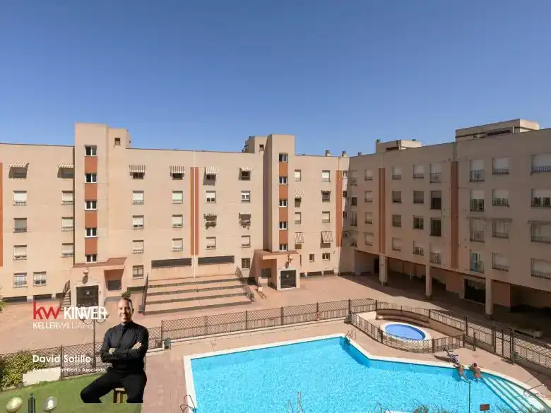 Vista exterior de Pis en venda en  Granada Capital amb Aire condicionat i Piscina