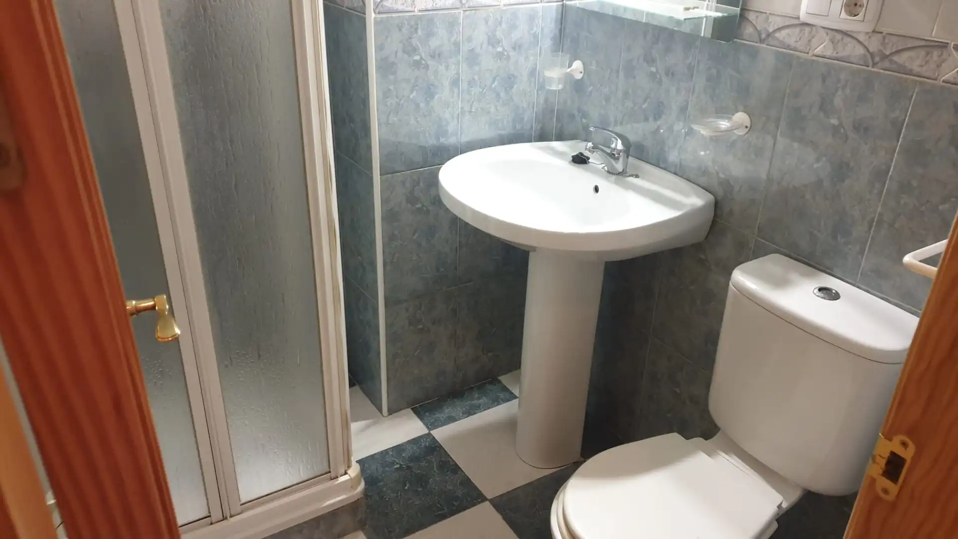 Baño de Piso de alquiler en Maracena con Aire acondicionado, Amueblado y Lavadora