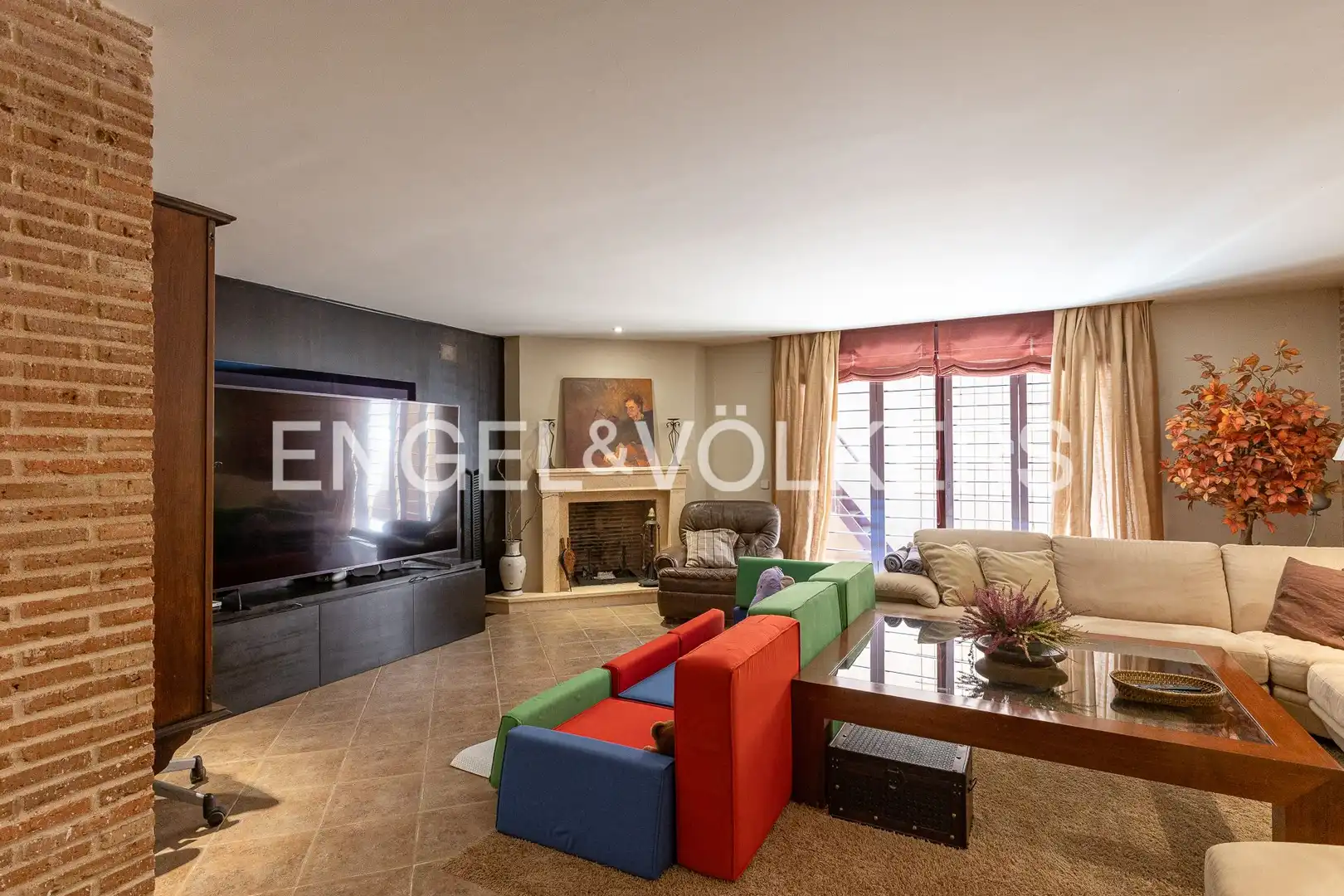 Sala d'estar de Casa o xalet en venda en Majadahonda amb Calefacció, Jardí privat i Terrassa
