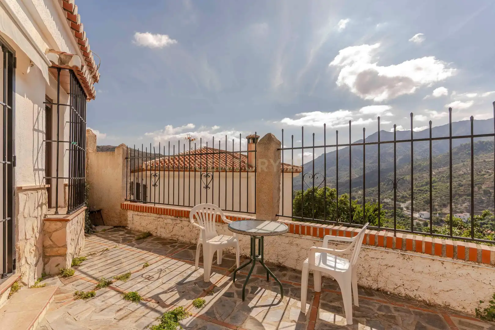 Vista exterior de Casa o xalet en venda en Los Guájares amb Aire condicionat, Jardí privat i Traster